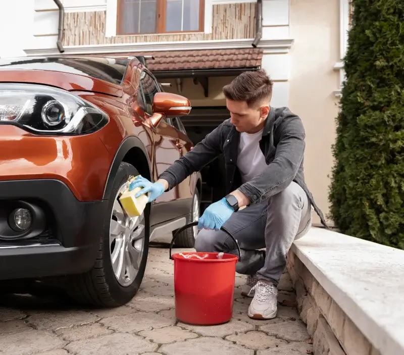Lavage auto à domicile Chiré-en-Montreuil : professionnel intervenant sur un véhicule